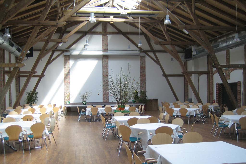 Saal mit Holzbalkendecke